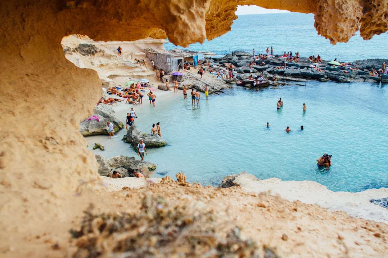 Turismo selvaggio, da Barcellona a Siviglia fino alle Isole Baleari: ecco come la Spagna sta facendo la guerra all’overtourism tra tasse e divieti 1 spagna.jpg