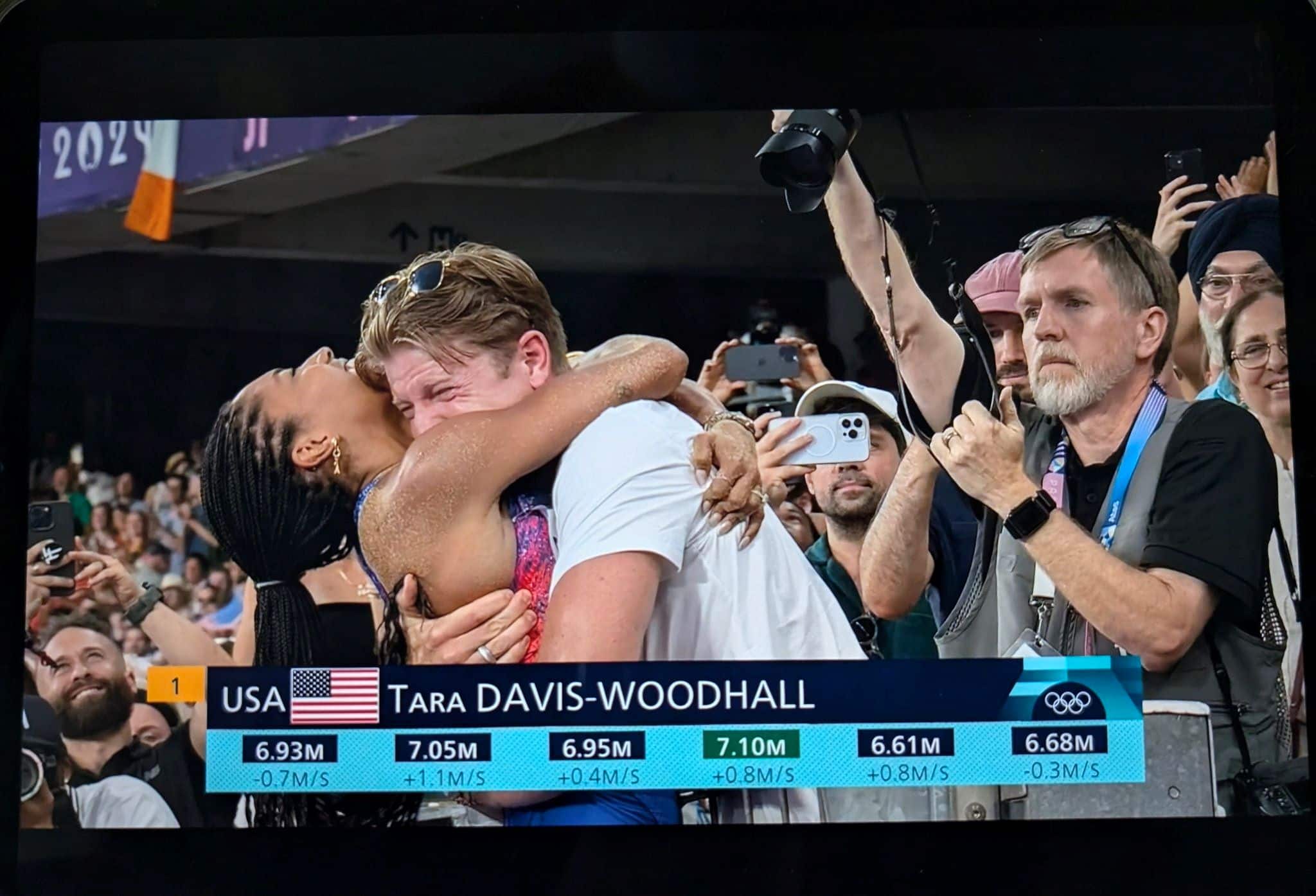 Olimpiadi di Parigi: l’abbraccio della medaglia oro Tara Davis al marito e atleta paralimpico Hunter Woodhall – Il video 1 tara david olimpiadi 2024 parigi.jpg