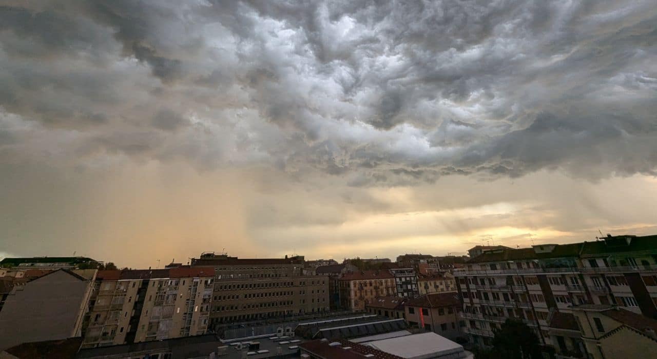 Tempesta di vento e sabbia a Torino, il cielo si colora di giallo – Il video 1 torino .jpg