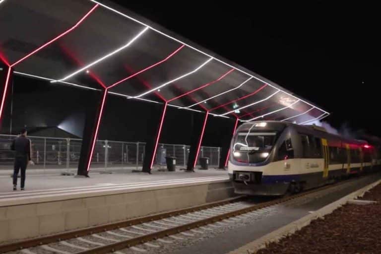 treno Tesla Gigafactory.jpg