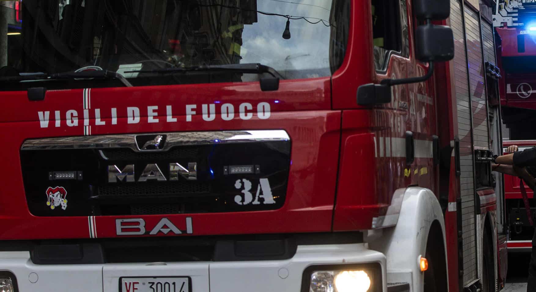 Incidente sul lavoro a Monza, morto operaio di 22 anni: è rimasto incastrato nel nastro trasportatore per la compattazione dei rifiuti 1 vv ff vigili del fuoco.jpg