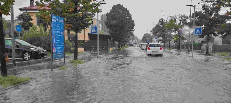 Allerta meteo rossa in Emilia Romagna a Rimini allagato il tribunale ed evacuata una scuola elementare 1 scaled.jpg