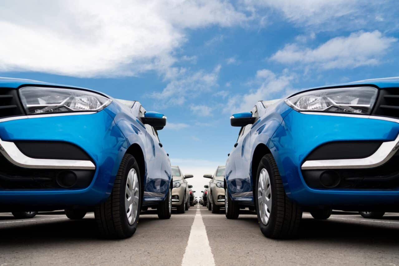 Stop ICE 2035: anticipare revisione, Federauto d’accordo con Urso 1 Auto nuove in fila in attesa del trasporto verso le concessionarie e1725974324621.jpg