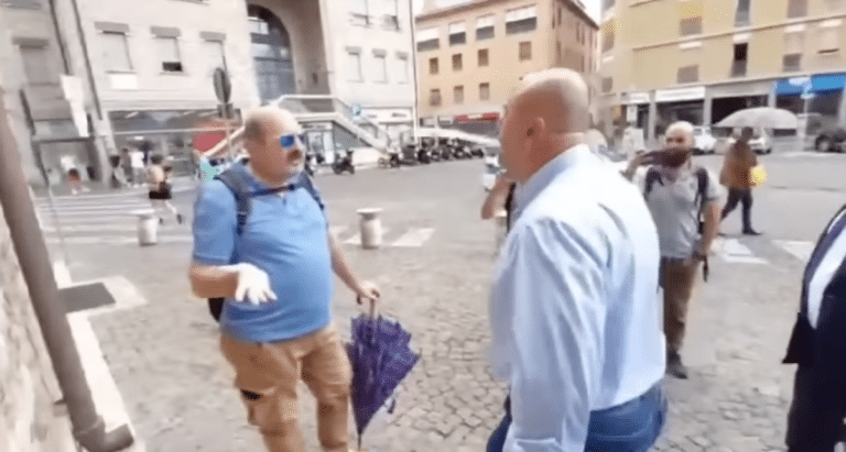 Bandecchi sputa acqua.png