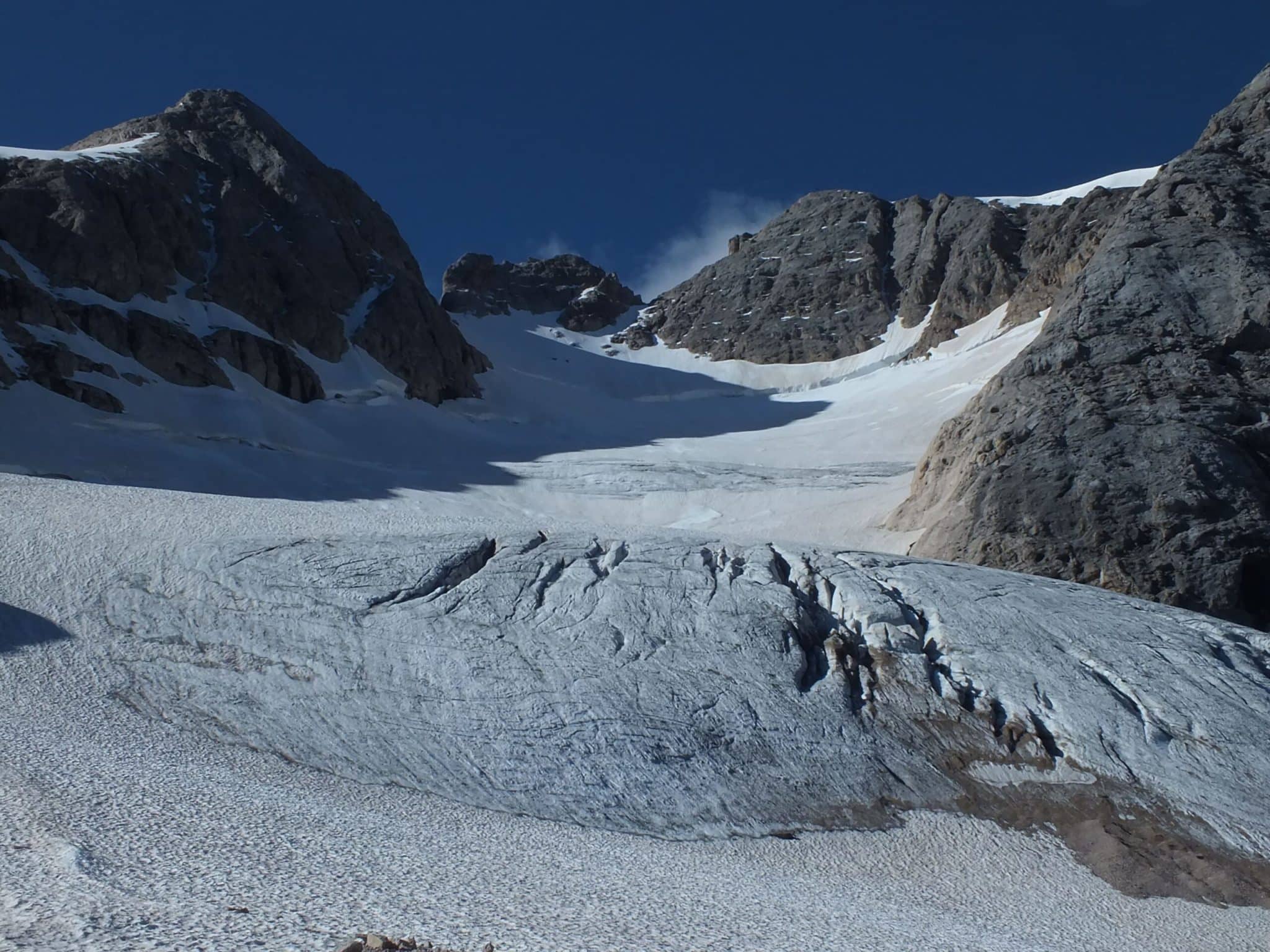 Ghiacciai, l’allarme degli scienziati: la Marmolada scomparirà entro il 2040. E sull’Adamello rispunta la neve caduta negli Anni ’80 1 Ghiacciaio Marmolada 3 scaled.jpg