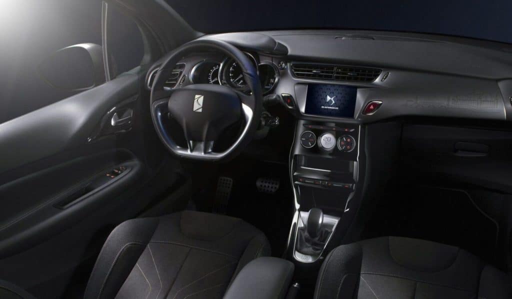 Interni auto Citroen DS3 posto guida scaled e1716188963107.jpg