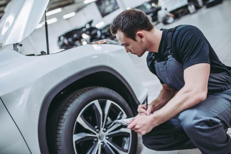 Meccanico legge la misura degli pneumatici auto e1725613842256.jpg