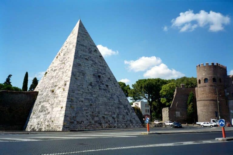 Piramide Cestia.jpg