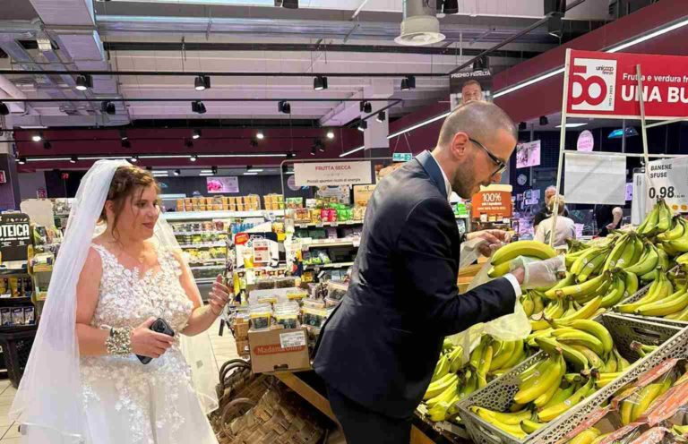 Sposi spesa supermercato Firenze 1.jpg