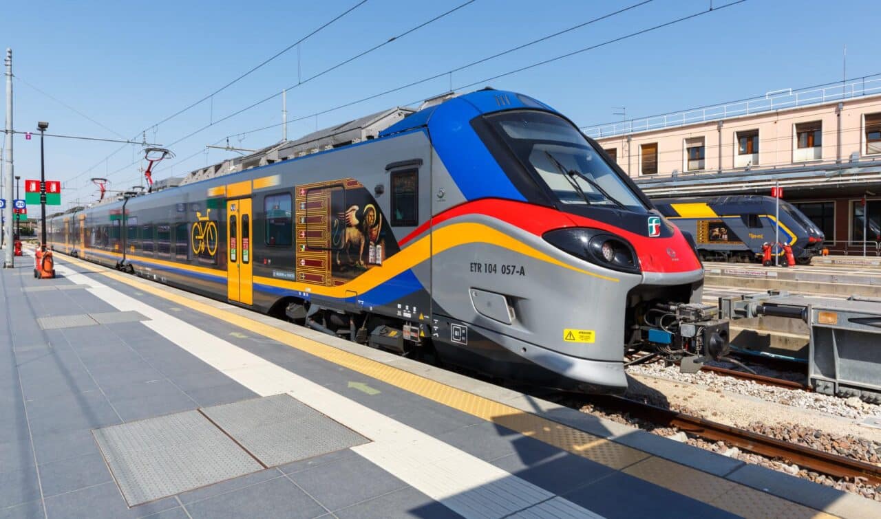 Sciopero 13 dicembre 2024: gli orari di bus, treni e taxi 1 Treno in stazione e1725978900838.jpg