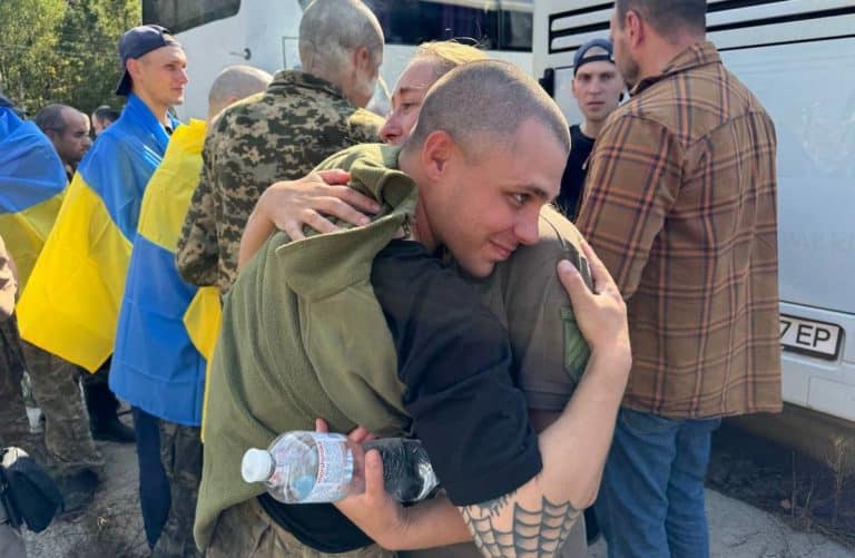 Scambio di prigionieri Russia-Ucraina, liberi anche 23 combattenti del Battaglione Azov che resistettero all’assedio di Mariupol – Il video 1 abbraccio liberazione Ucraina.jpeg