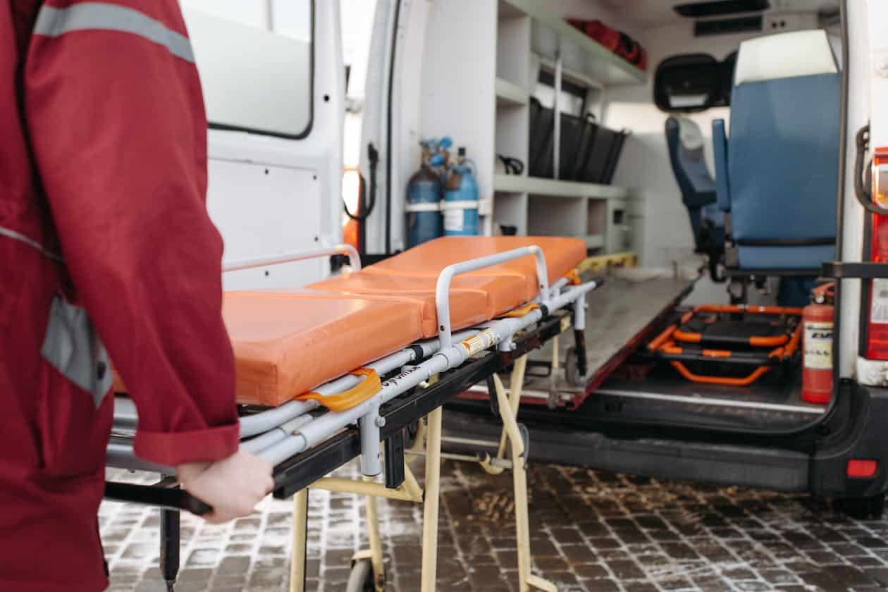 Napoli, bambino di 10 anni si accascia a terra e muore: la tragedia durante la ricreazione a scuola 1 ambulanza.jpg