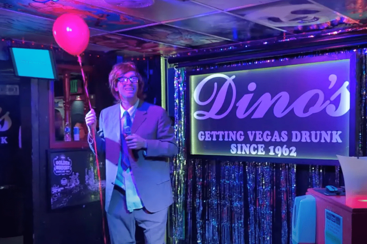 Chris Martin canta la nuova hit dei Coldplay «in incognito» a Las Vegas. Ma la voce è inconfondibile – Il video 1 chris martin karaoke in incognito.png