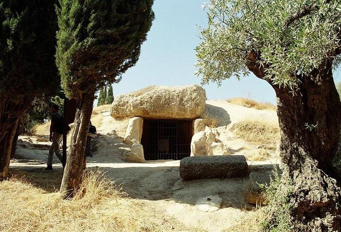 dolmen m.jpg