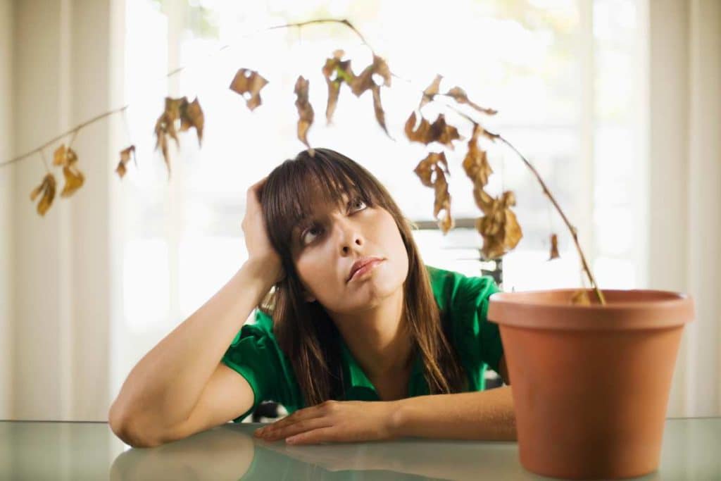 donna triste piante.jpg