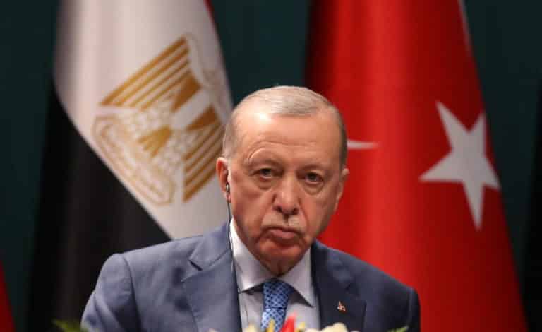 foto erdogan bandiera turca scaled.jpg