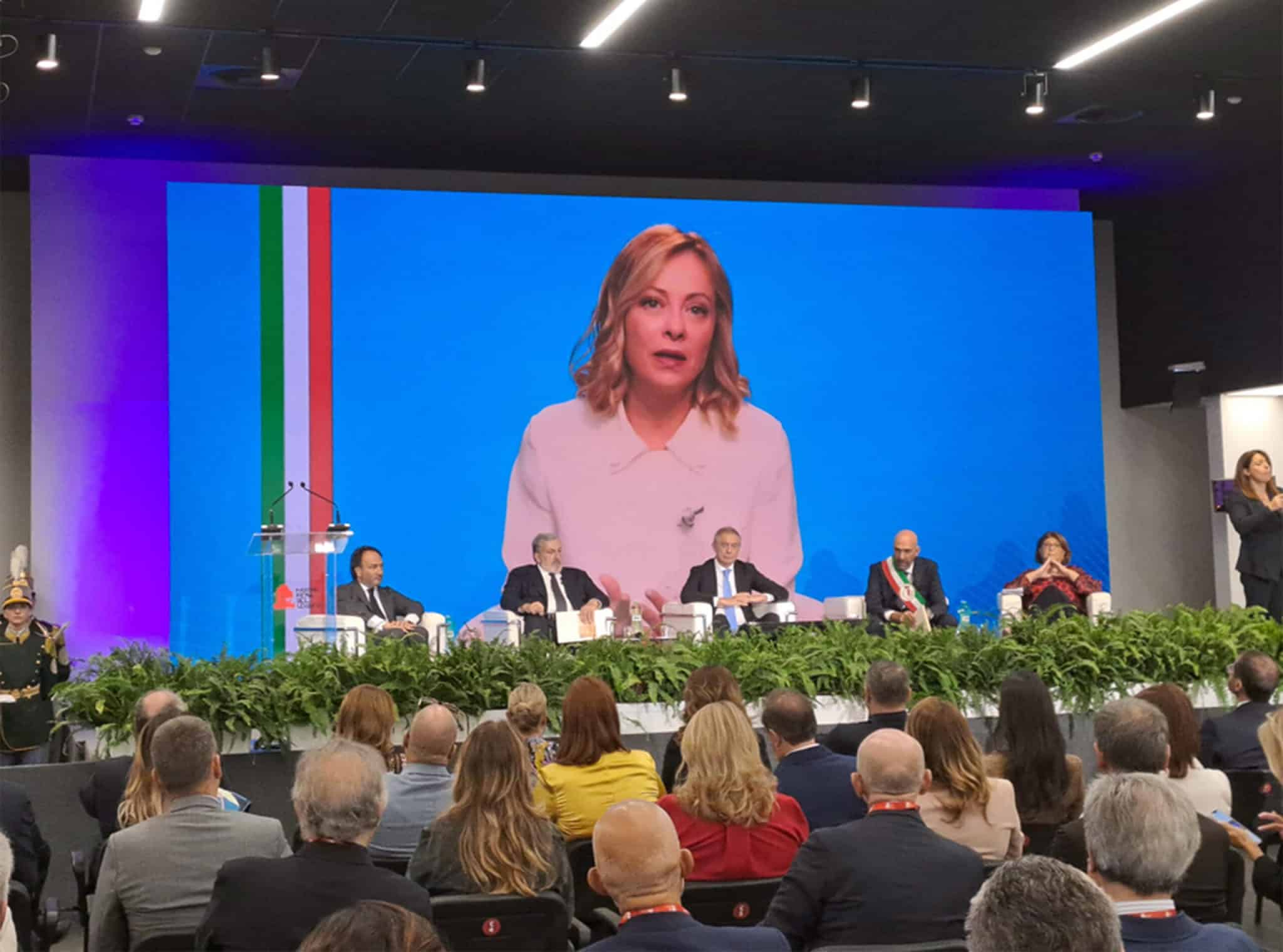 Fiera del Levante, inaugurazione tra le polemiche senza Meloni. Emiliano attacca: «Qui non c’è gente che la applaude senza critica» 1 giorgia meloni fiera del levante scaled.jpg
