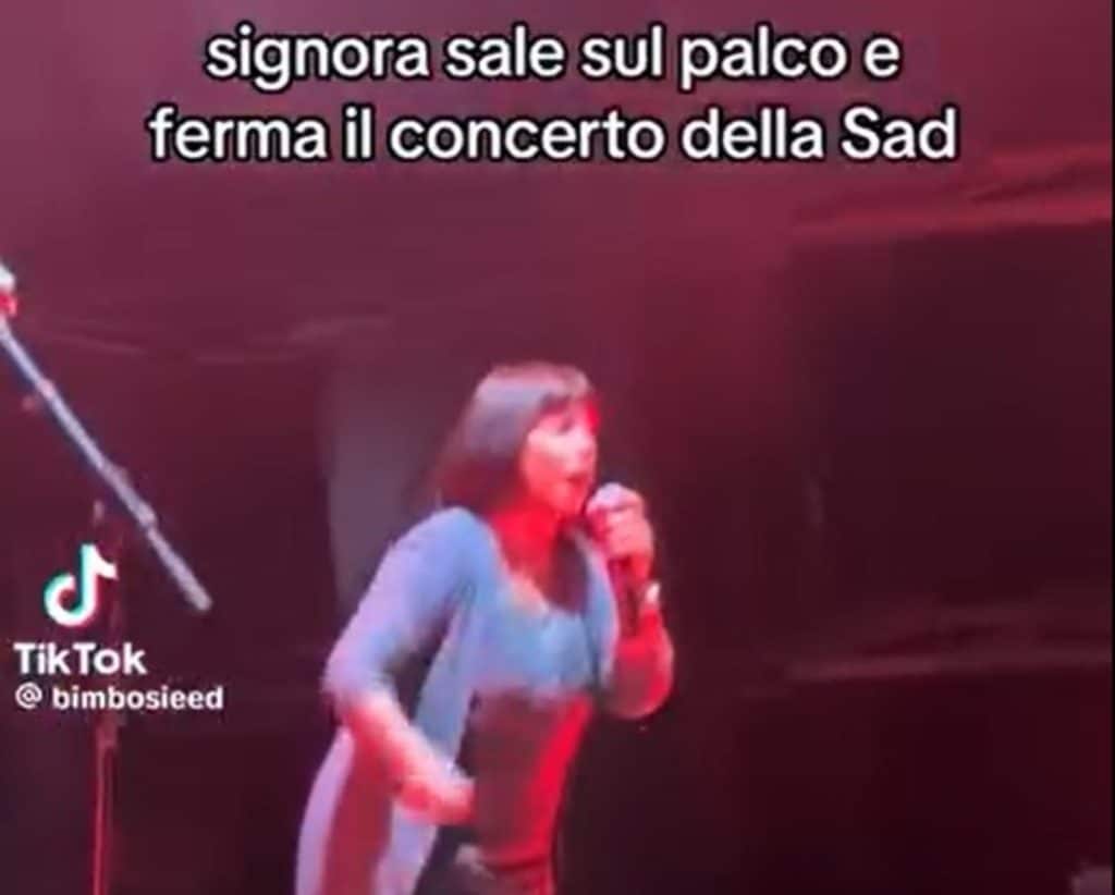 la sad signora protesta palco.jpg