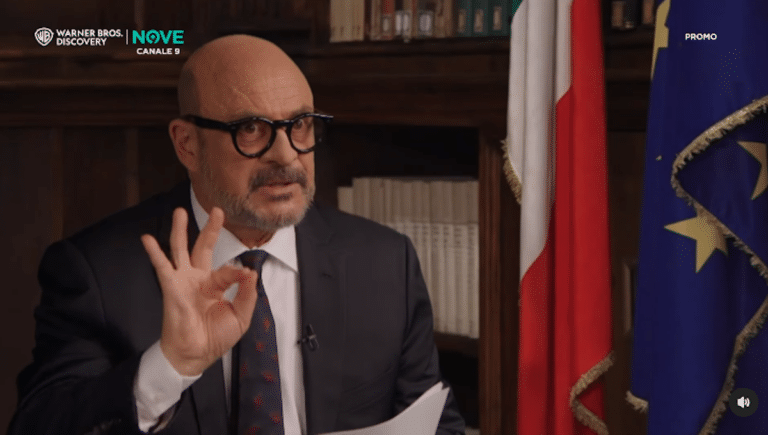 maurizio crozza parodia sangiuliano.png