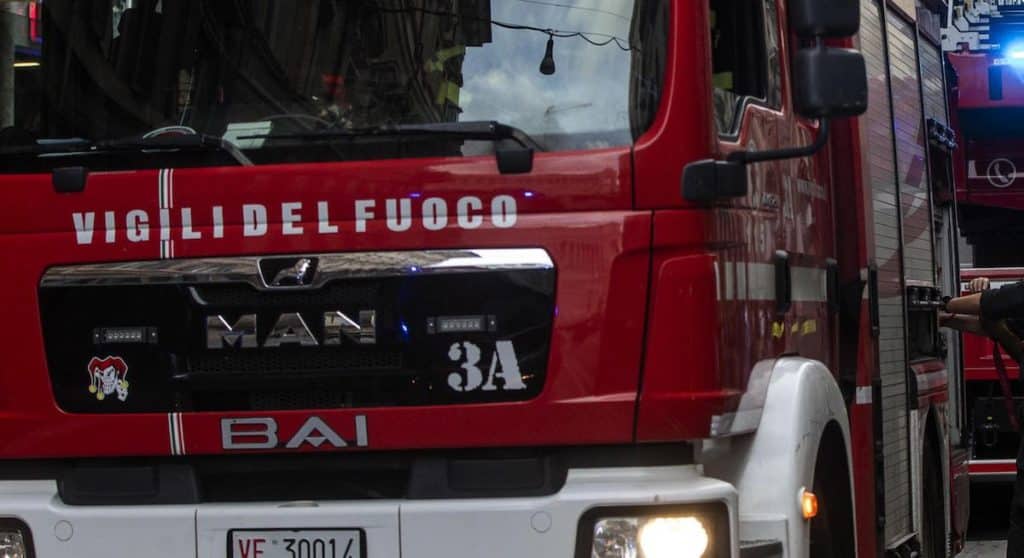 napoli incendio gianturco autorimessa.jpg