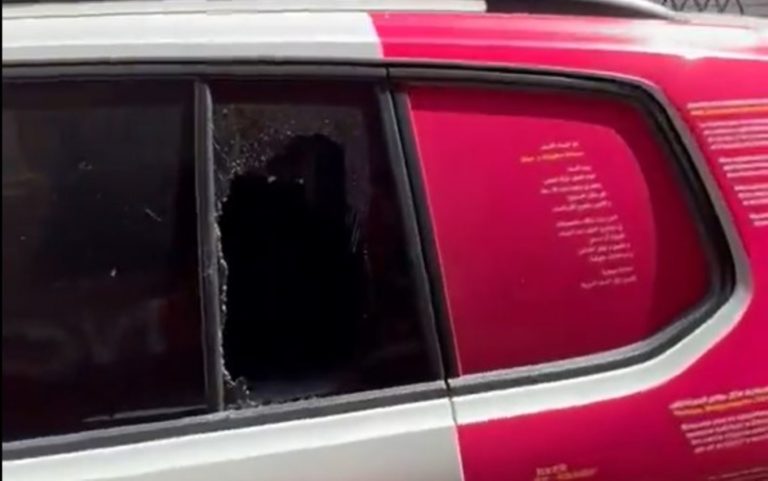 red sox taxi finestrino rotto.jpg