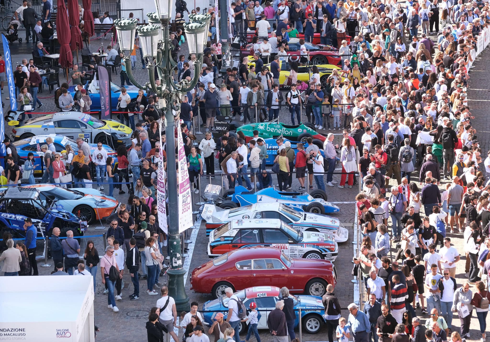 torino salone dellauto auto contro folla scaled.jpg