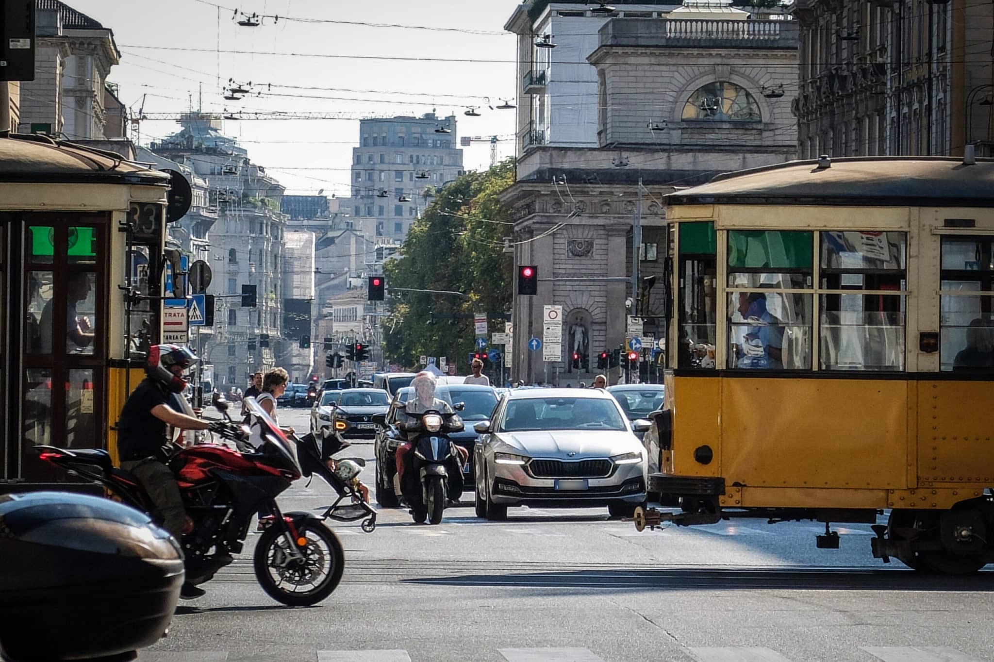 Altro che rivoluzione green, a Milano circolano più auto di dieci anni fa: «I fondi per la mobilità alternativa fermi da allora» 1 traffico milano scaled.jpg