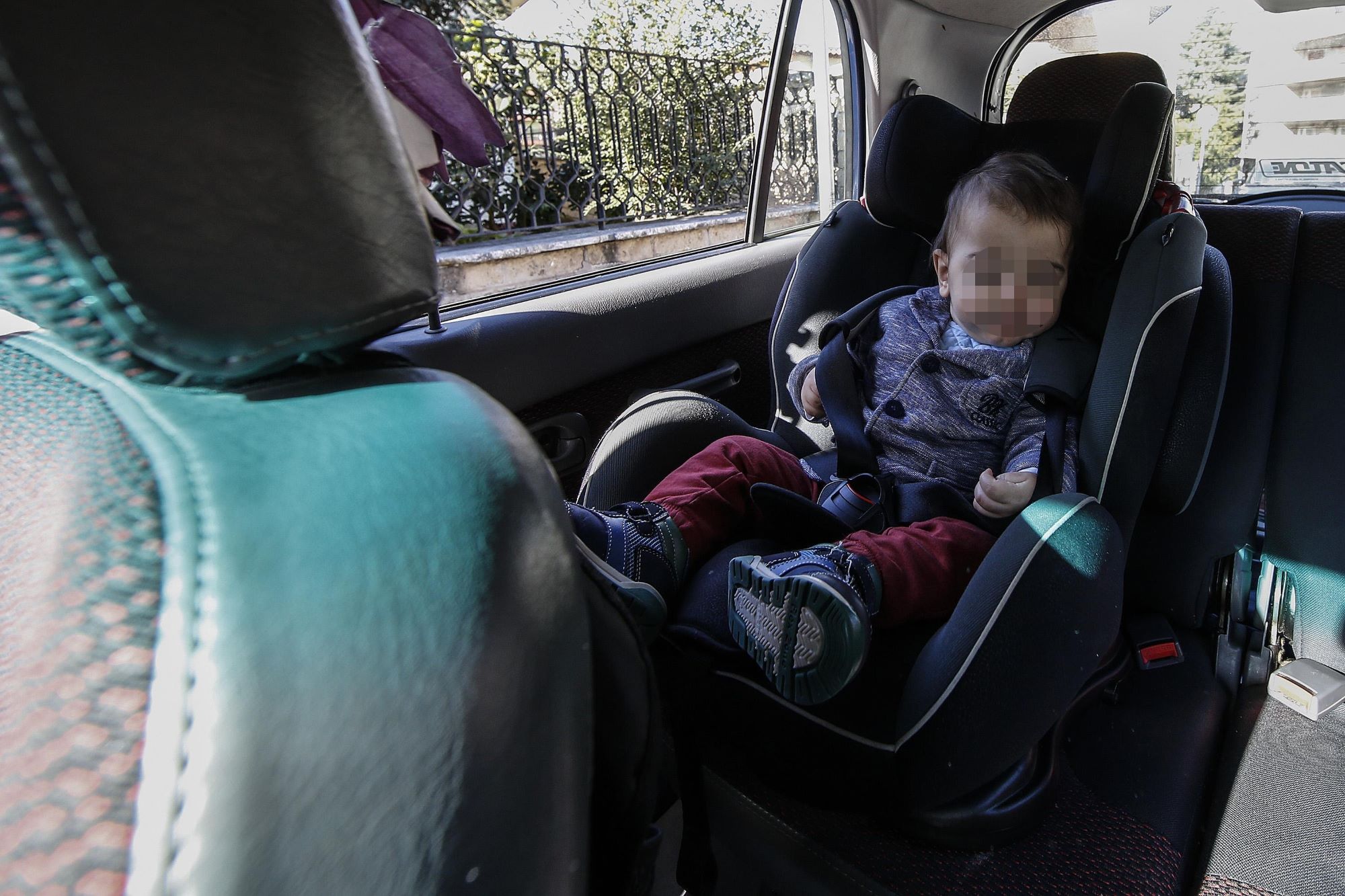 Vigevano: mamma lascia il figlio di pochi mesi chiuso in auto, sotto il sole, per fare una commissione 1 vigevano bimbo auto.jpg