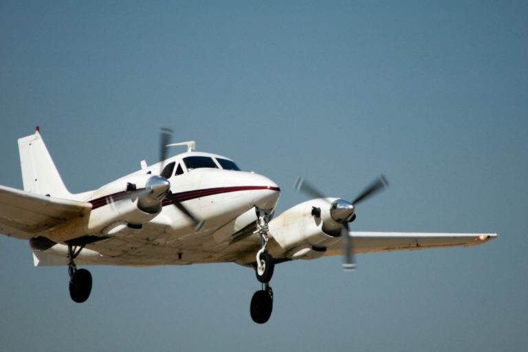 Aereo bimotore.jpg