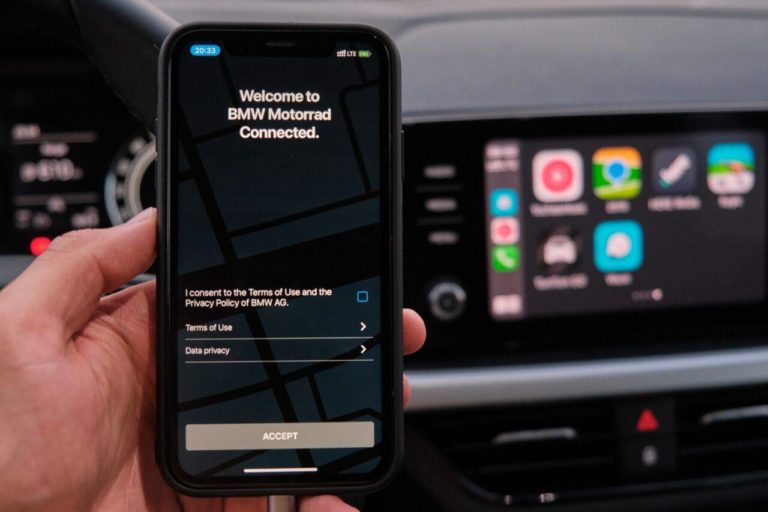 Auto connessa tramite sistema infotainment di bordo e1717153766972.jpg