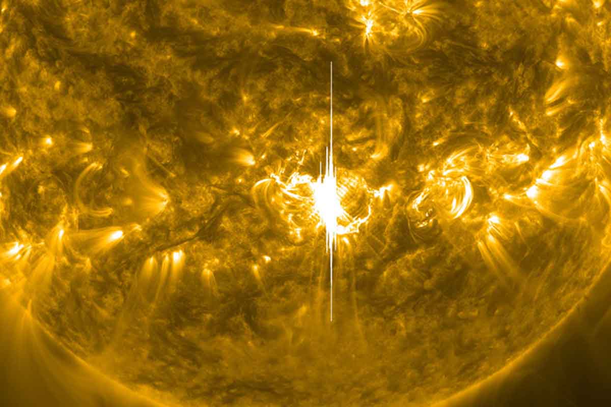 Tempesta solare in arrivo oggi: 2 brillamenti rivolti verso la Terra, i più forti del ciclo solare 25 1 Brillamento solare X9.jpg