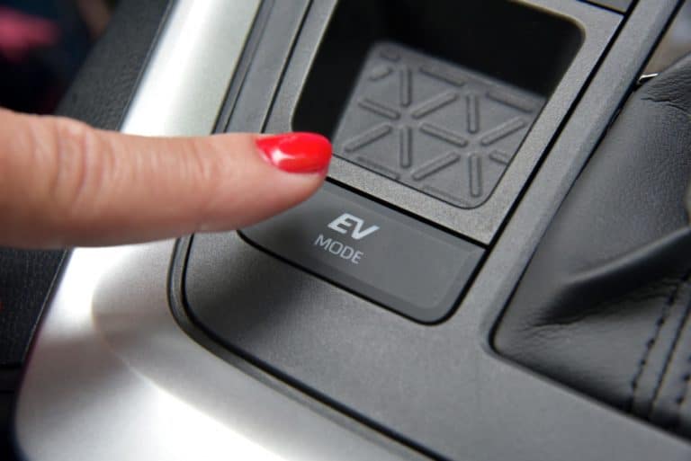 Conducente attiva la modalita di guida totalmente elettrica di un auto plug in.jpg