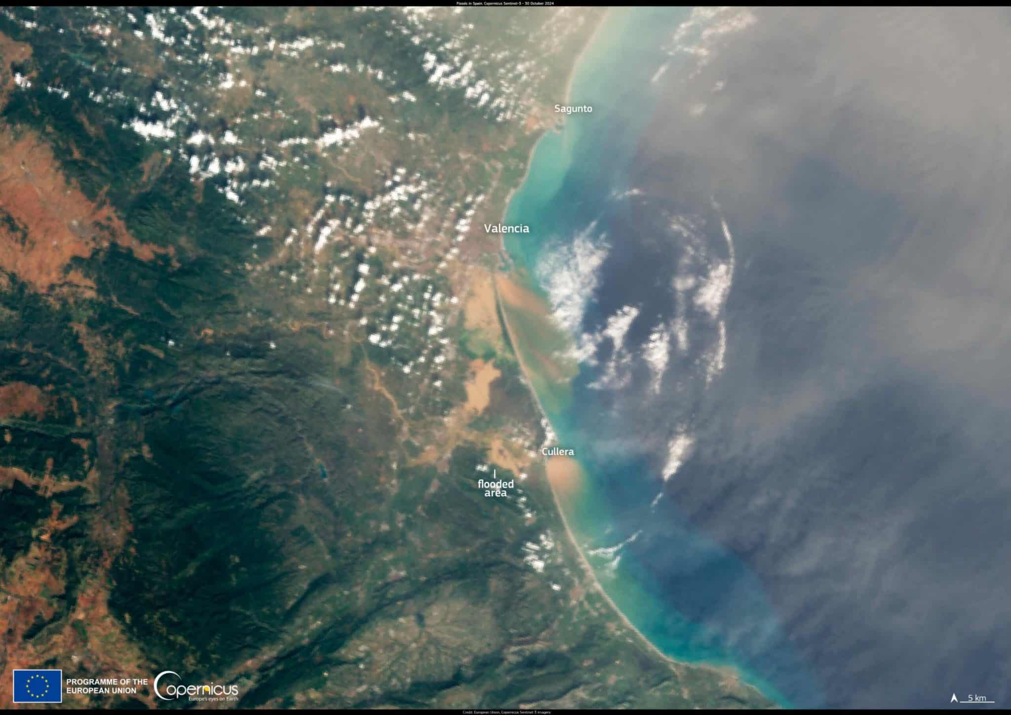 Alluvione in Spagna, le incredibili immagini di Copernicus: la mole di detriti invade il Mediterraneo. 1 Esondazioni Valencia scaled.jpg