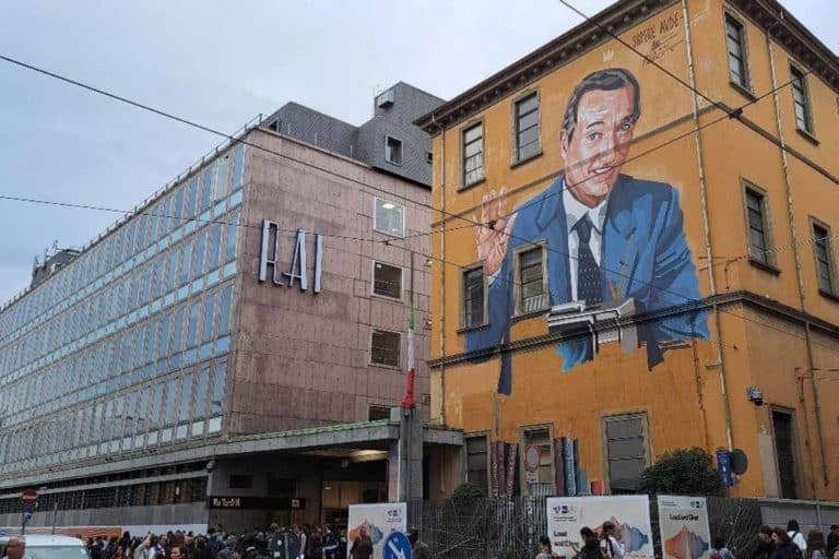 Un murale celebra Piero Angela sulla facciata della sede Rai di Torino: “Sapere Aude” 1 Murale Piero Angela.jpg