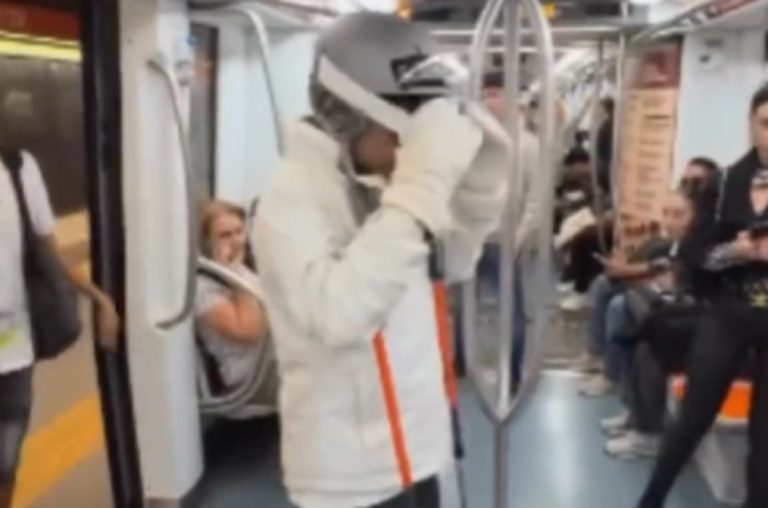 Ragazzo entra nella metro di Roma con gli sci.jpg