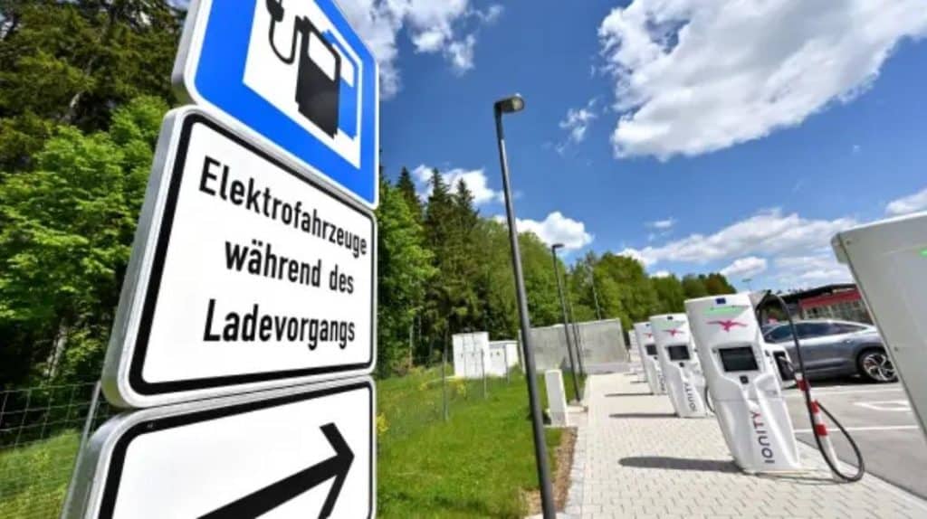 Ricarica auto elettriche in autostrada il test ADAC in 40 aree di sosta in Germania3.jpg