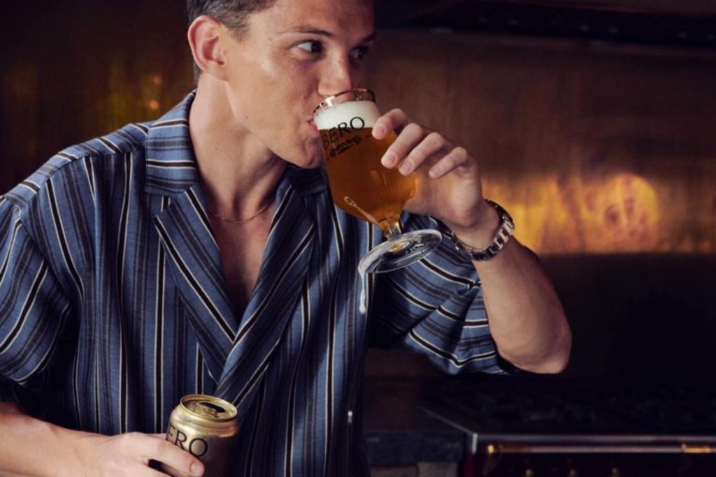 Tom Holland birra.jpg