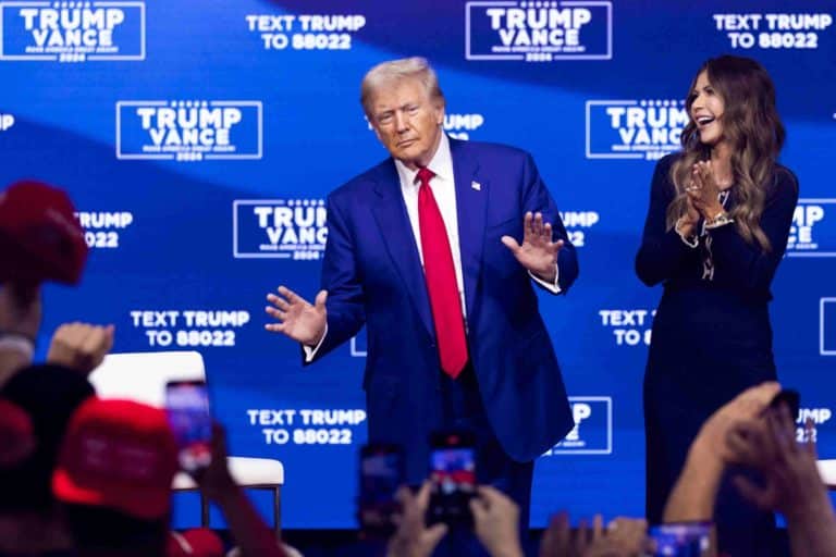 Trump fa il dj durante il comizio in Pennsylvania scaled.jpg