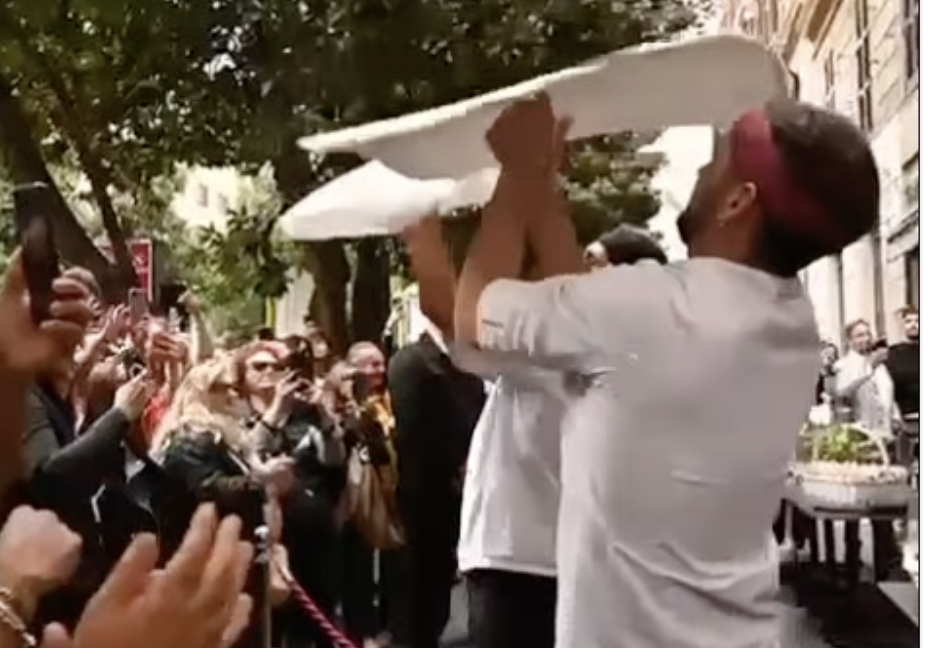 Dopo la multa al Crazy Pizza per le decorazioni floreali, ecco la risposta di Briatore al Comune di Roma: festa in strada e tranci in regalo – Il video 1 briatore vs gualtieri fiori crazy pizza.png