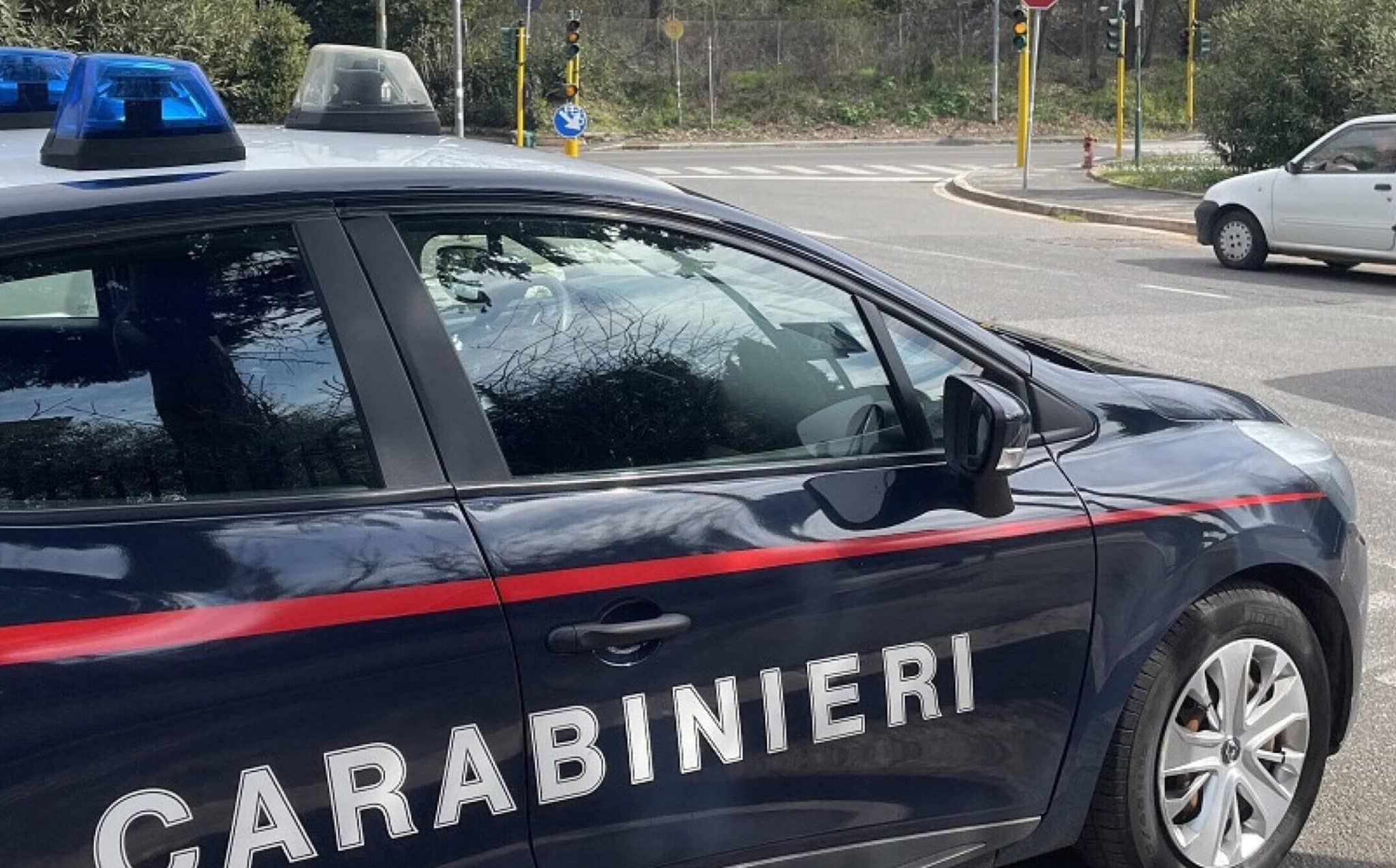 Lecco, bimbo di 4 anni cade dal secondo piano: è grave. La mamma era andata a prendere il fratello 1 carabinieri scaled e1690807763547.jpg