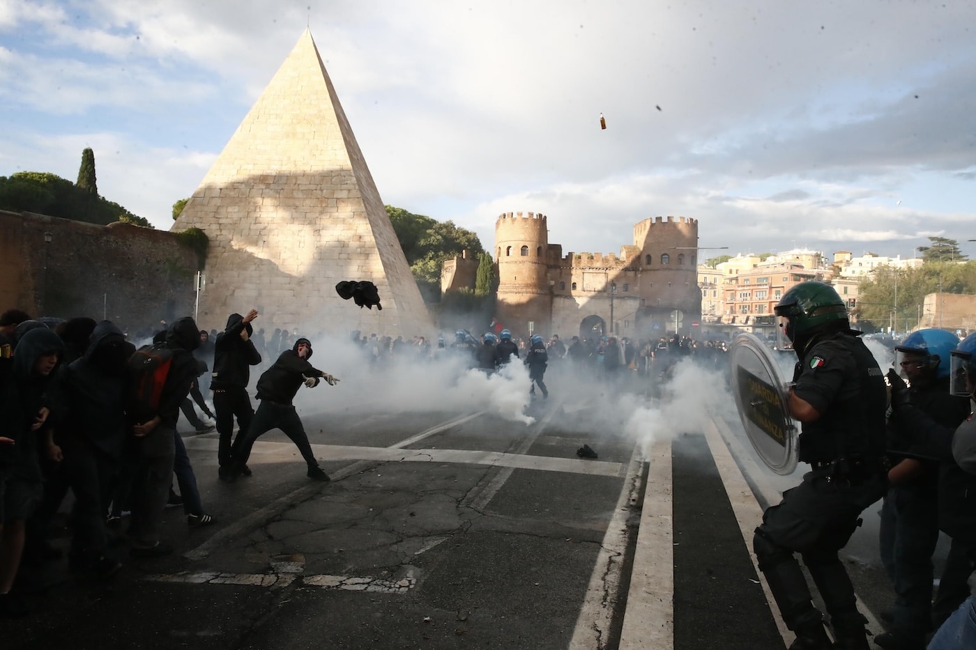 Corteo pro Palestina, 34 agenti feriti e 200 persone allontanate: caccia ai violenti, verifiche su infiltrati 1 corteo palestina roma scontri.jpg