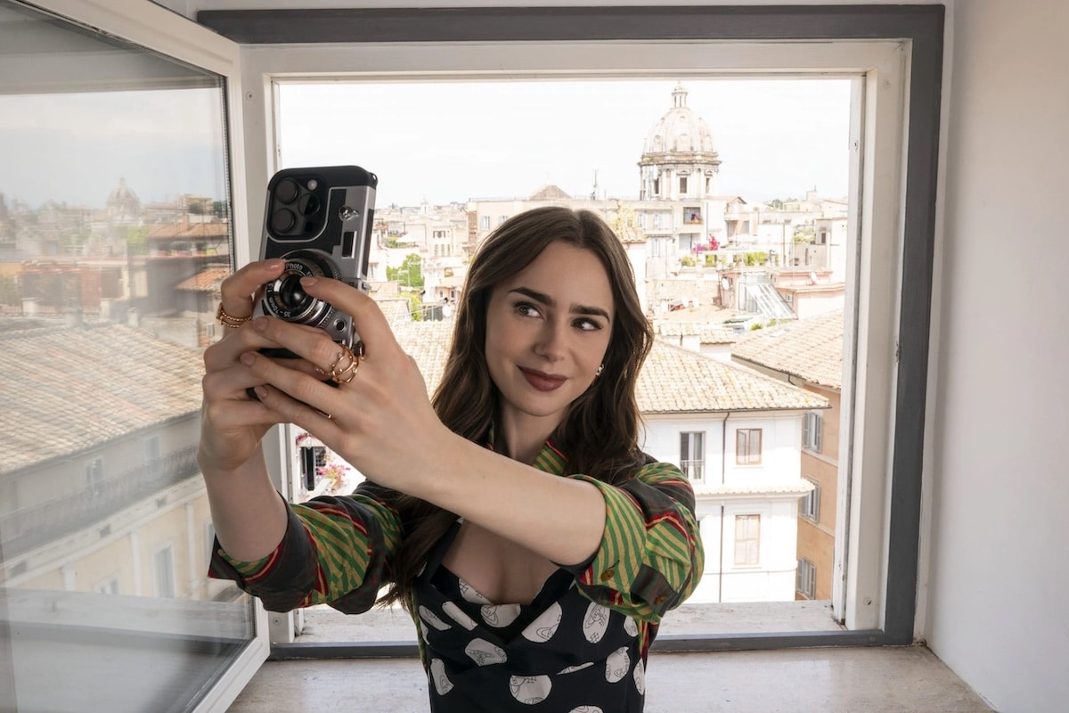 Emily in Paris ora fa litigare Italia e Francia. Macron: «Assurdo vada a Roma». Gualtieri: «Si rassegni, ci sta benissimo» 1 emily in paris rome selfie scaled copia.jpg