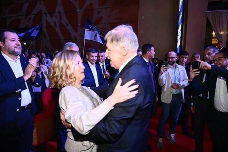 «Faccio impazzire la sinistra»: la gioia di Giorgia Meloni per la vittoria di Bucci in Liguria (ma FdI perde 100 mila voti) 1 giorgia meloni marco bucci vittoria elezioni liguria 1.jpg