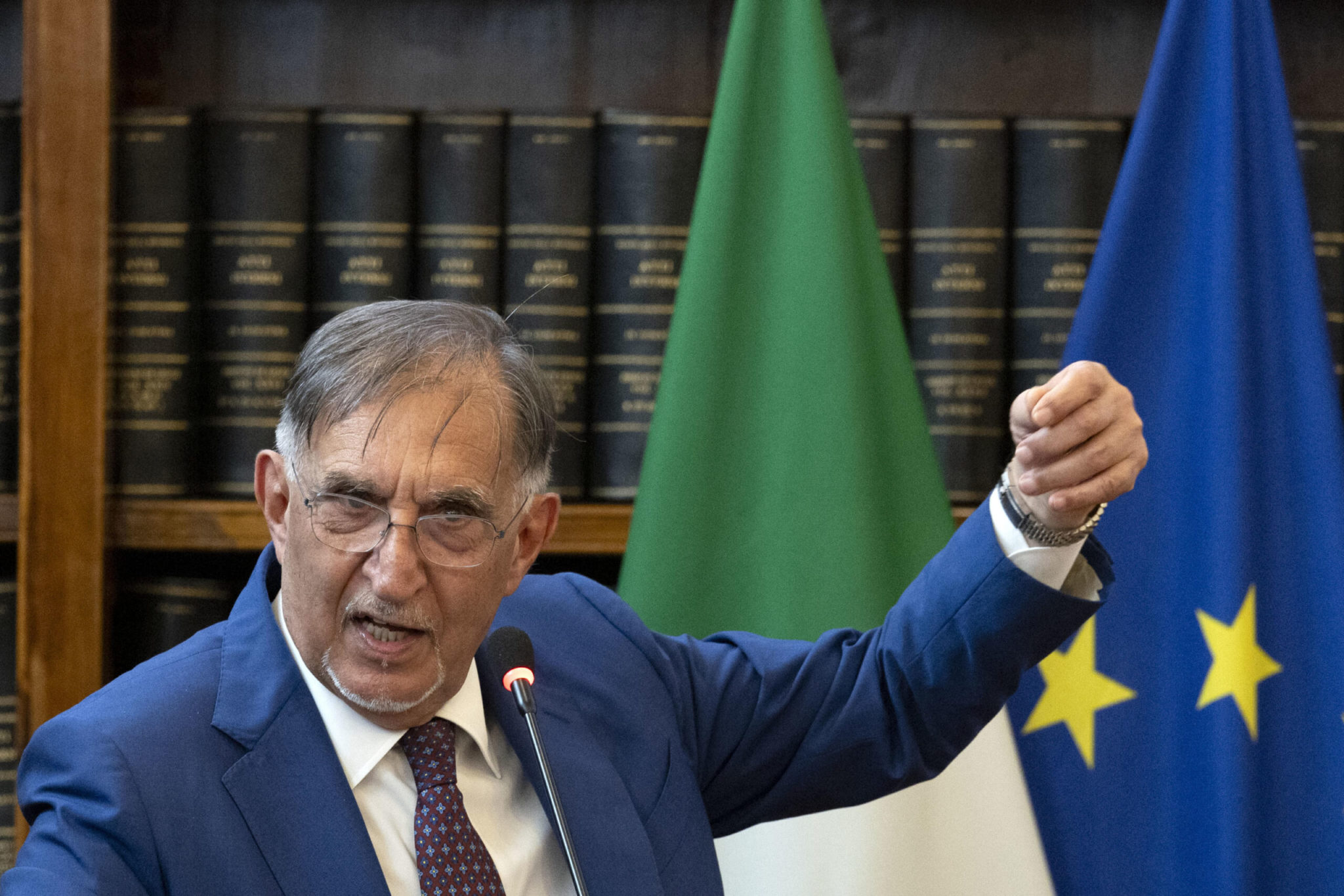 Inchiesta ultrà, il pugno duro di La Russa: «Celle negli stadi e bonifica culturale» 1 ignazio la russa mano alzata scaled.jpg