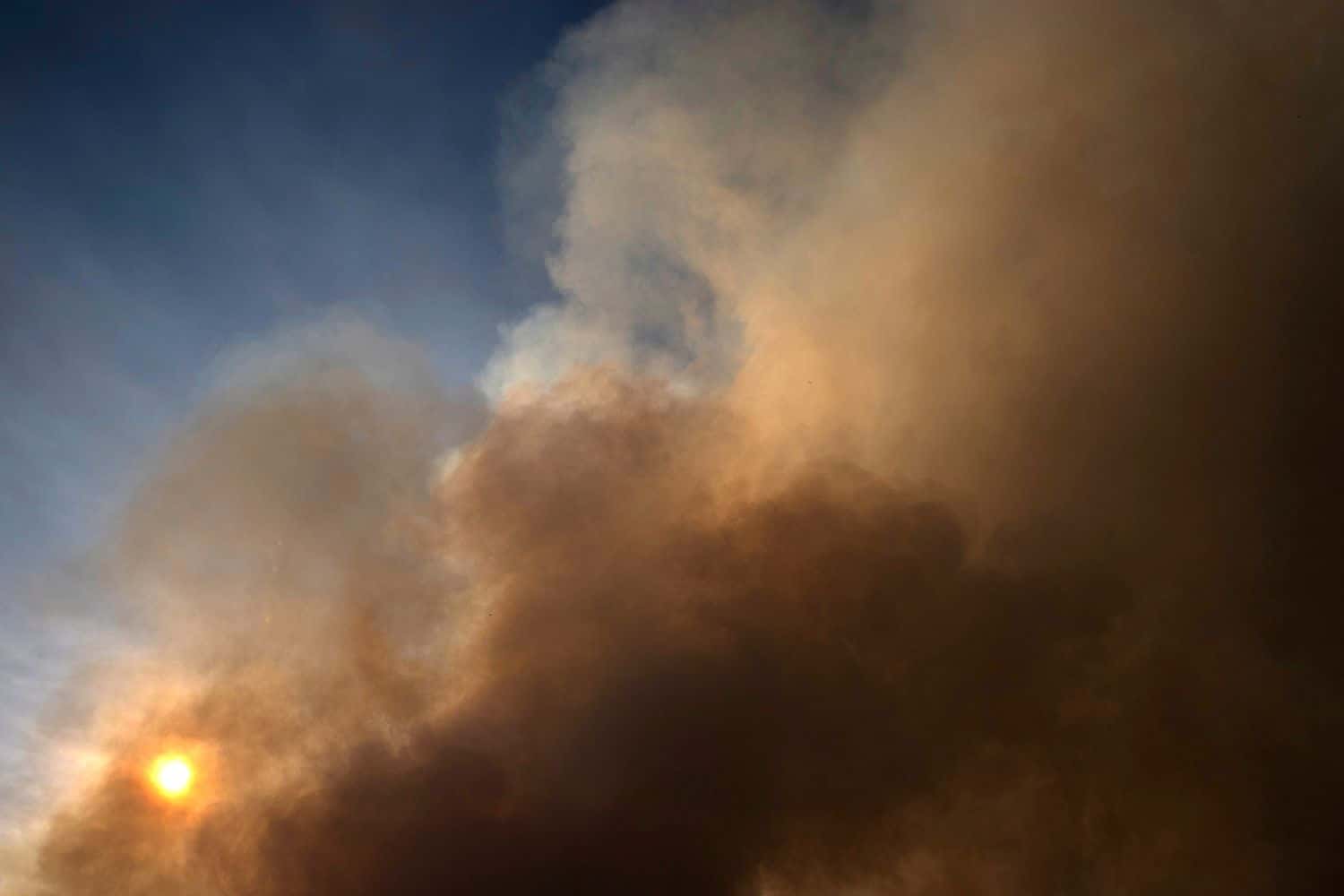 Nube tossica su Taranto, un’intensa colonna di fumo si è sollevata da un capannone in fiamme 1 nube tossica taranto 12ott2024 c.jpg