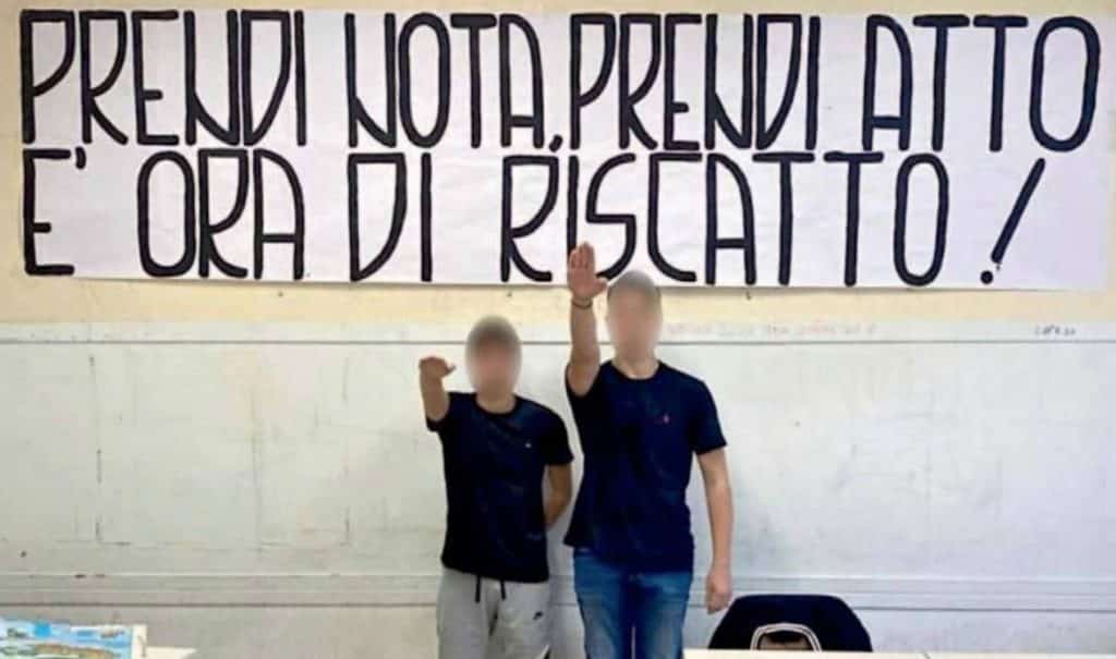 saluti fascisti scuola roma.jpg