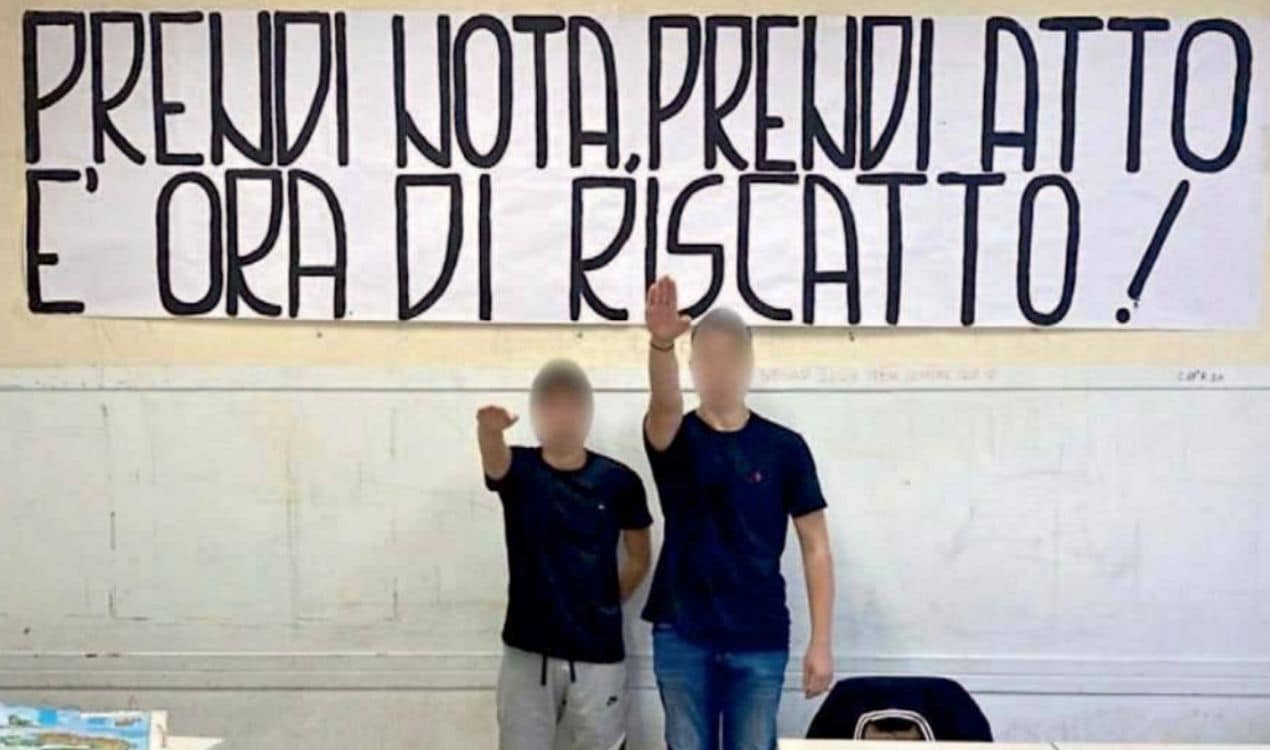 Saluto fascista in classe a Roma, la “punizione” del liceo Montessori: i due alunni dovranno leggere Scurati e Calvino 1 saluti fascisti scuola roma.jpg