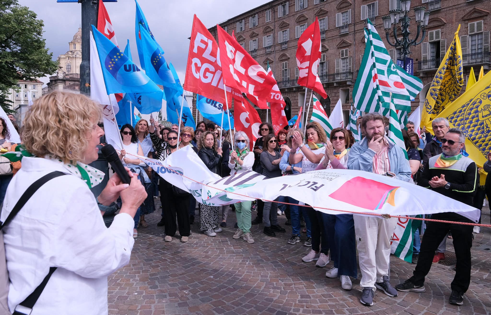 Insegnanti precari, Bruxelles deferisce l’Italia alla Corte di giustizia Ue: «Stipendi discriminatori e troppi contratti a termine» 1 sciopero insegnanti scuole scaled.jpg
