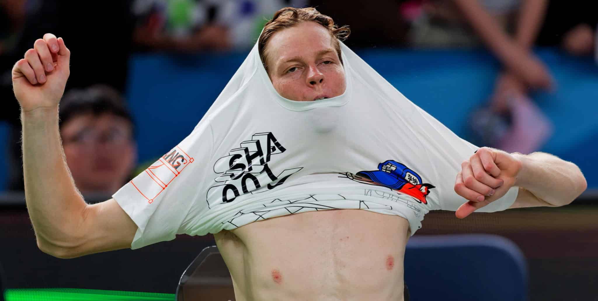 Sinner e la cautela dopo il caso doping: la foto del nuovo fisioterapista mentre usa i guanti per massaggiare il tennista 1 sinner shangai scaled.jpg