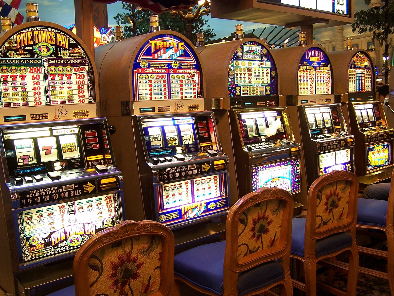 Manovra, non solo banche: dei 3,5 miliardi previsti, una parte arriva da slot e giochi. Cangianelli (Egp): «Basta proroghe delle concessioni, servono nuove regole per fermare l’illegalità online» 1 slot machine legge di bilancio soldi proroghe.jpg